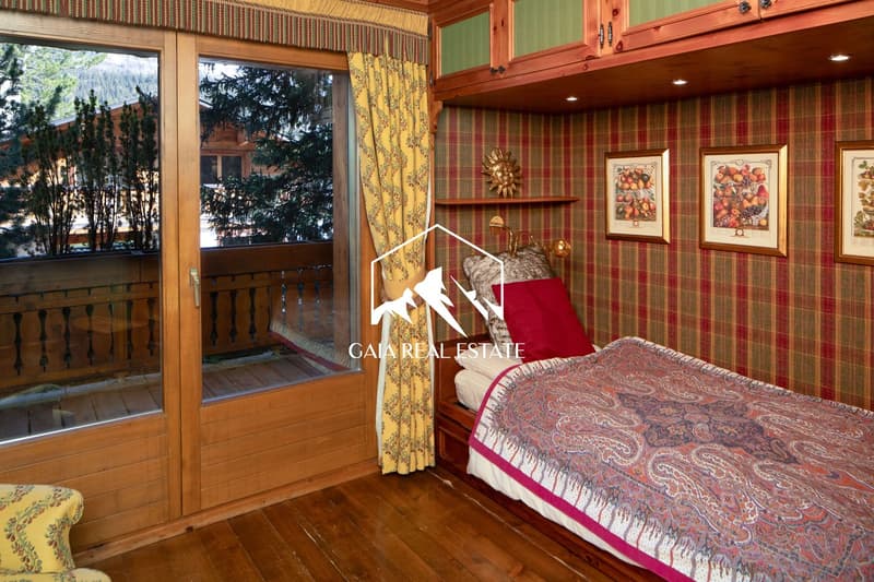 wooden floor, wooden bed, plaid, decorative pillow, bedsheets, couch, large window with balcony
