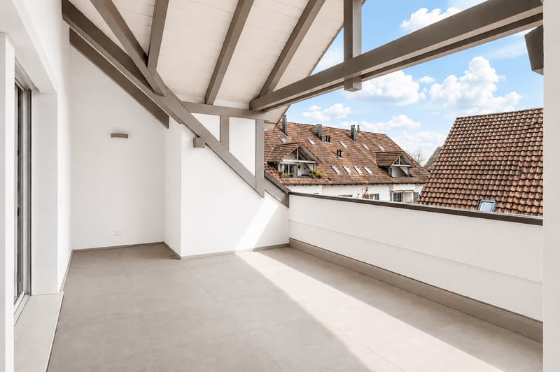 grosser Balkon ohne Möbel