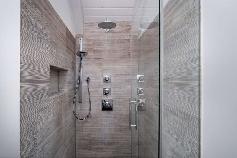 separate Regendusche mit Nische