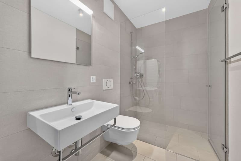 Dusche mit Waschmaschine und Tumbler