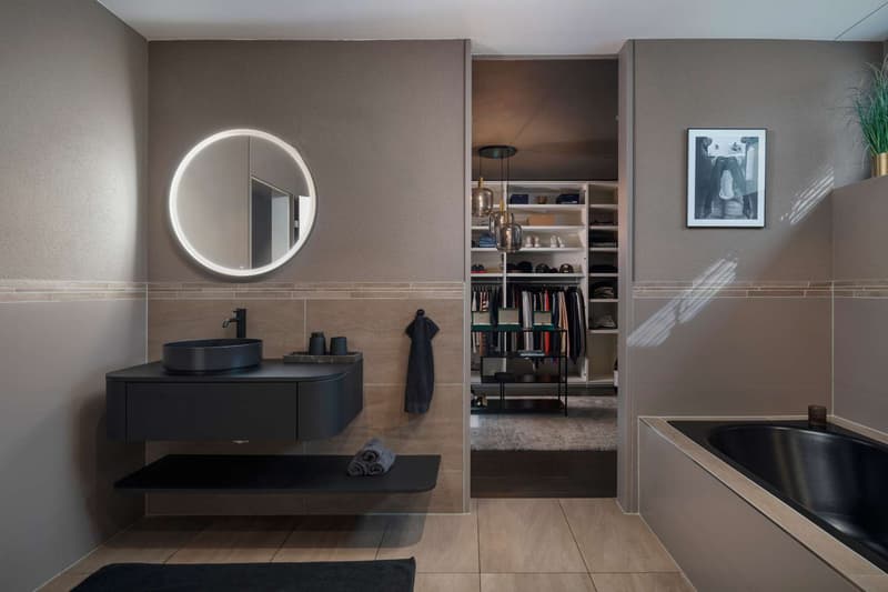 hochwertige Badarmaturen und offener Blick ins Ankleidezimmer