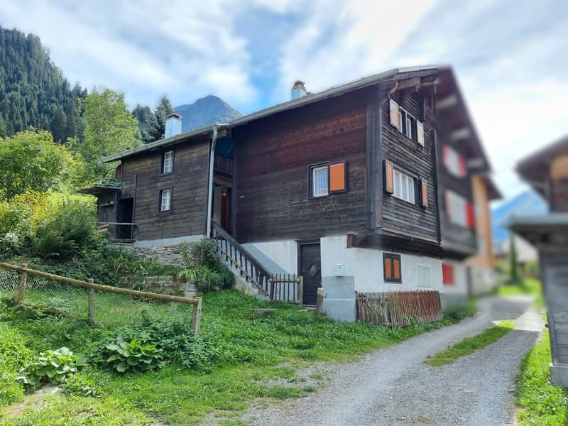 4.5-Zimmer-Haushälfte in idyllischem Bergdorf (1)