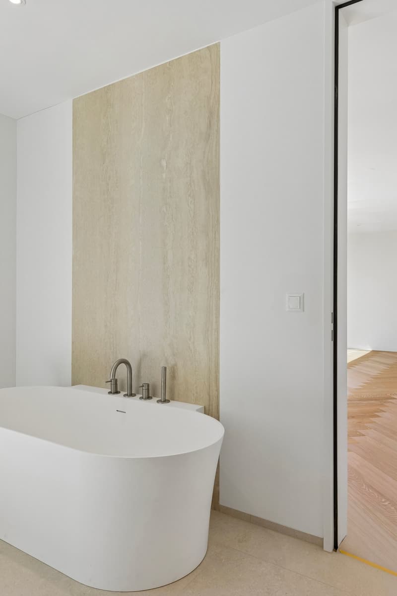 Exklusive Neubauvilla mit Pool und Seeblick (20)