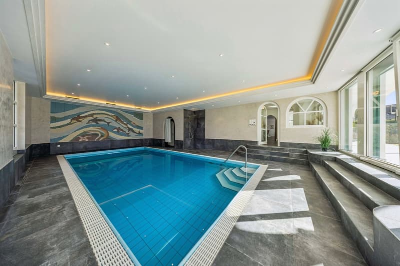 Exklusive Villa mit Indoor-Pool (2)