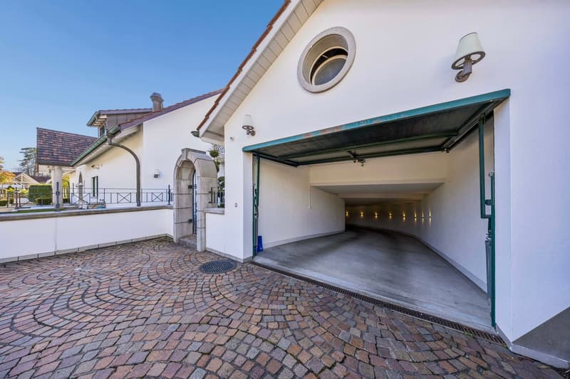 Exklusive Villa mit Indoor-Pool (16)