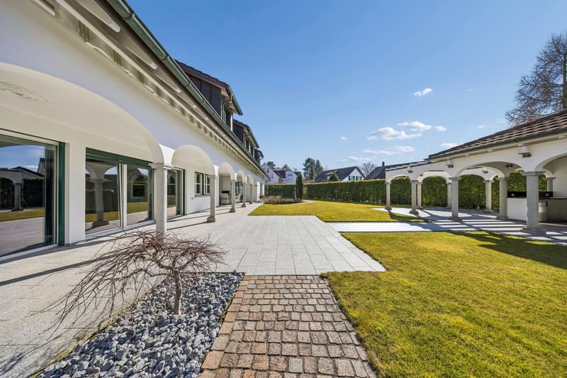 12-Zimmer-Villa mit Indoor-Pool | Mietkauf möglich (2)