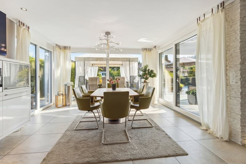Essbereich mit Zugang zur Terrasse