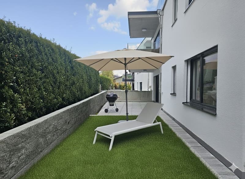 NEUBAU AN TOPLAGE MIT GROSSZÜGIGEM SITZPLATZ (40 M²) SOWIE EIGENER WASCHKÜCHE UND KELLER (17,4 M²). DIE WOHNUNG KANN AUF WUNSCH AUCH MÖBLIERT GEMIETET WERDEN. (1)