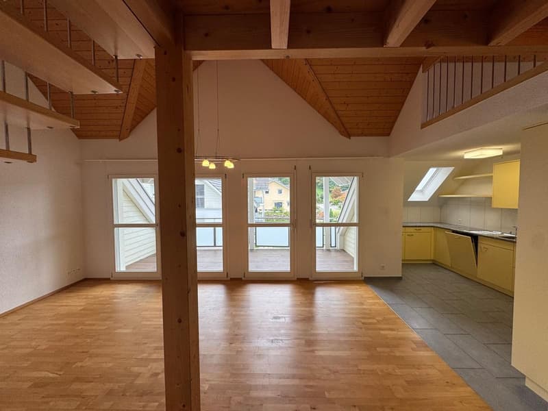 Moderne 4.5-Zimmer Dach-Maisonette-Wohnung in idyllischer Lage (5)
