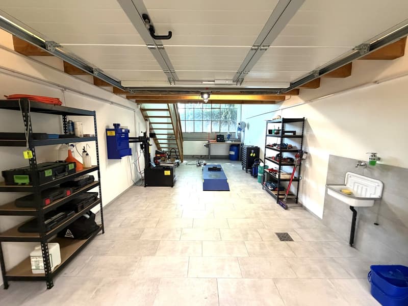 Versatile garage box with top equipment – ideal for motorcycle enthusiasts (2)