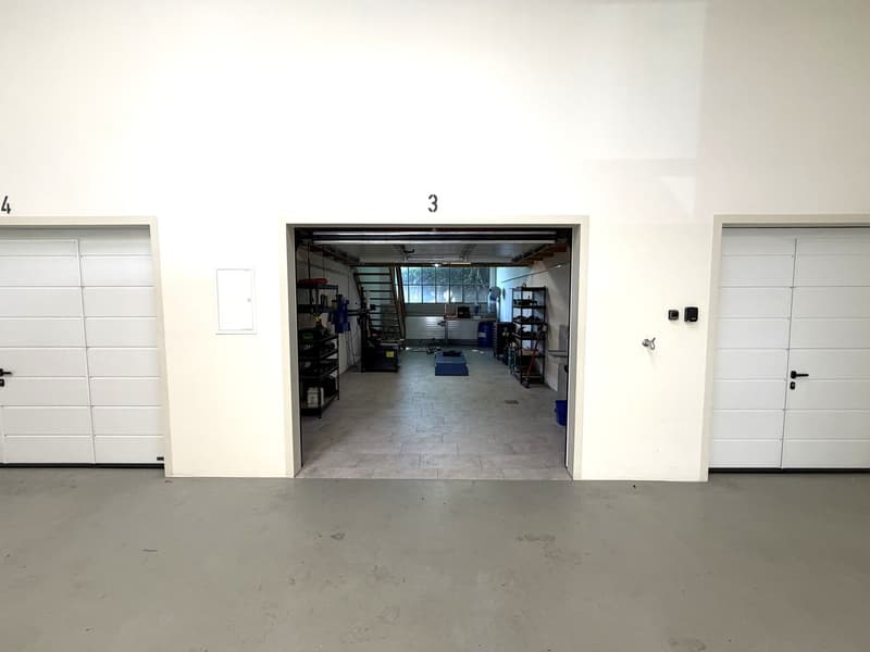 Versatile garage box with top equipment – ideal for motorcycle enthusiasts (1)