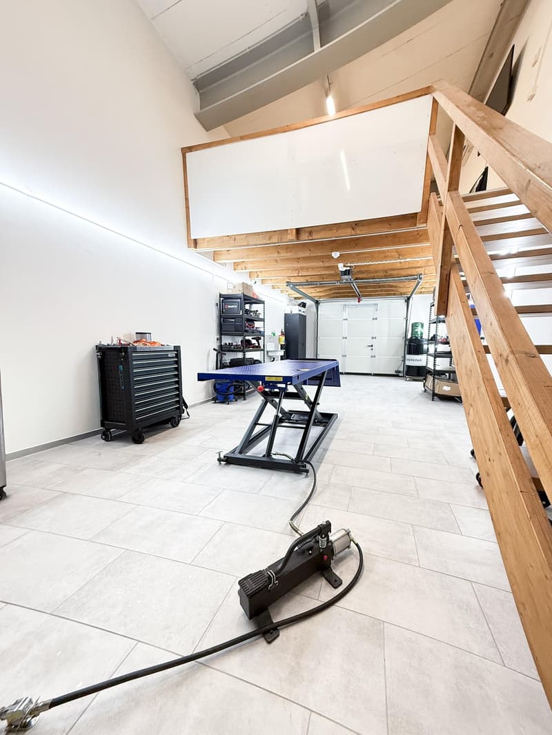 Versatile garage box with top equipment – ideal for motorcycle enthusiasts (3)