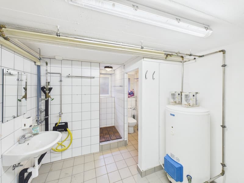Sales area, workshop & storage – ideal for crafts and service businesses (12)