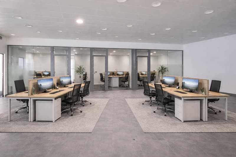 Central ground floor space right next to the post office! (2)