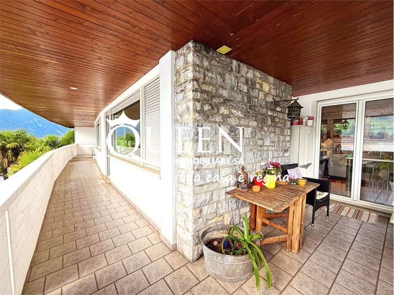 Bissone: Villa direkt am Wasser, 6 Räume, 300 m², Terrassen, Portikus (5)