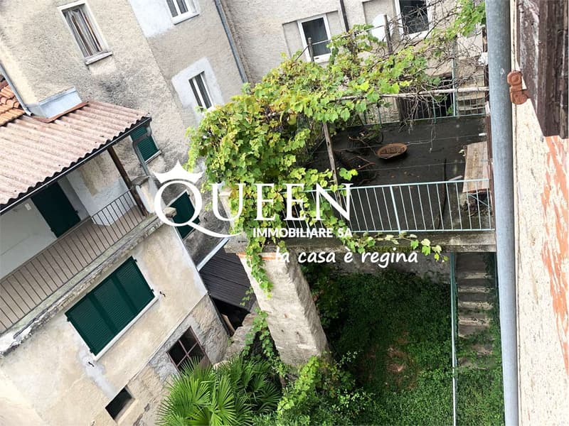 Novaggio: casa 8 locali, 308 mq., nel nucleo con terreno annesso 195 m (12)