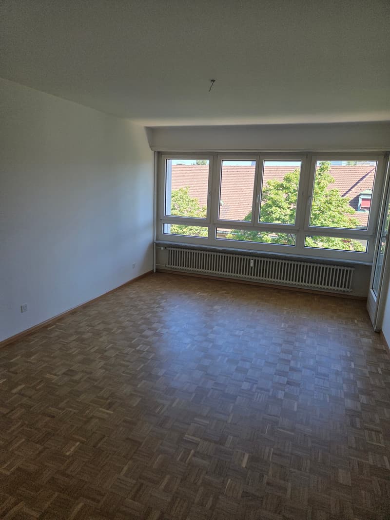 Wohnzimmer mit Zugang zum Balkon