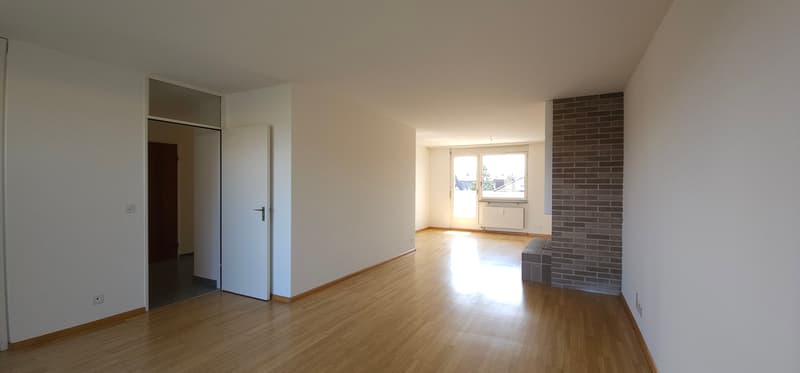 Wohnzimmer mit Blick in Eingangsbereich