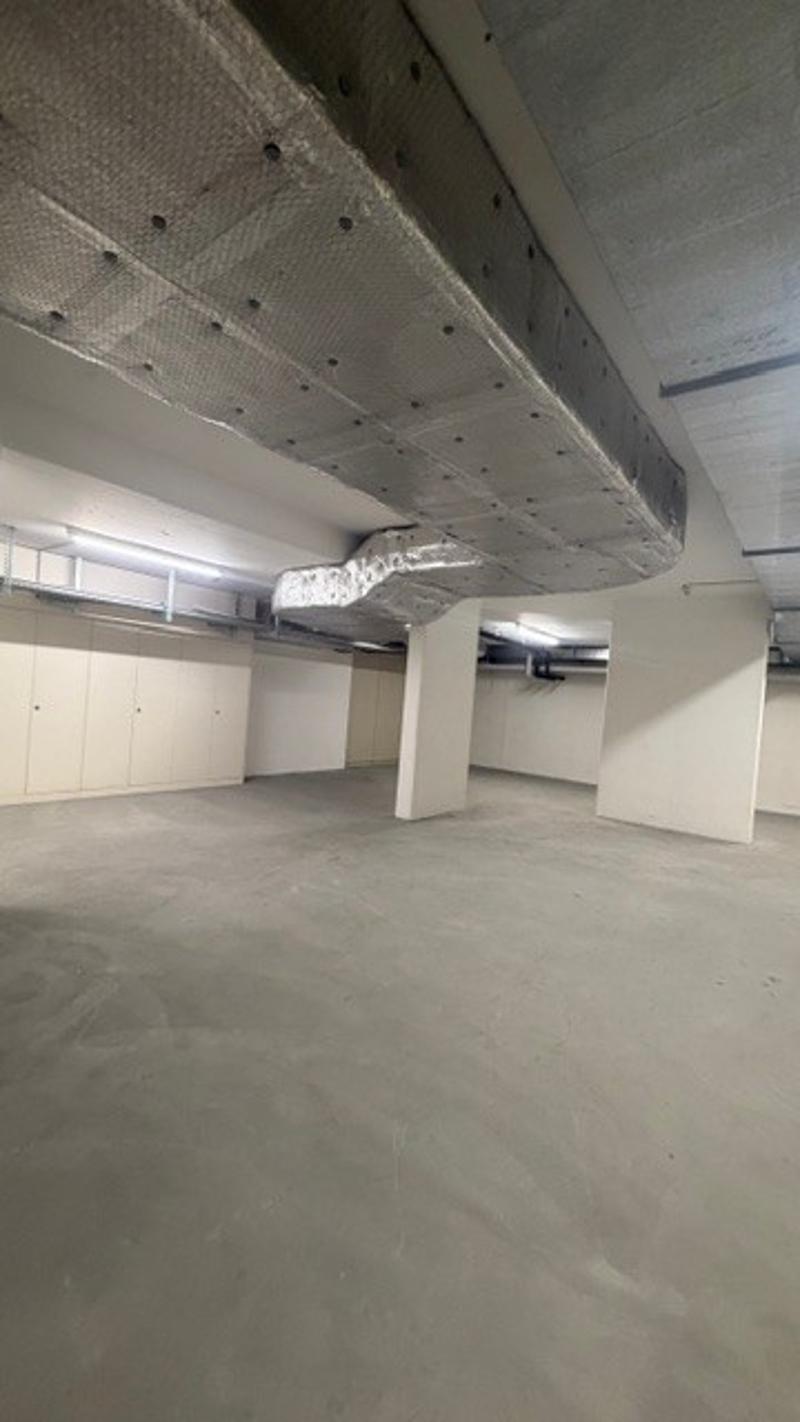 Locale di stoccaggio con scaffalature scorrevoli vicino all'aeroporto di Belp (1)