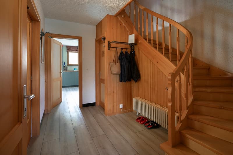 Cozy 5-room chalet with integrated garage and large garden (8)