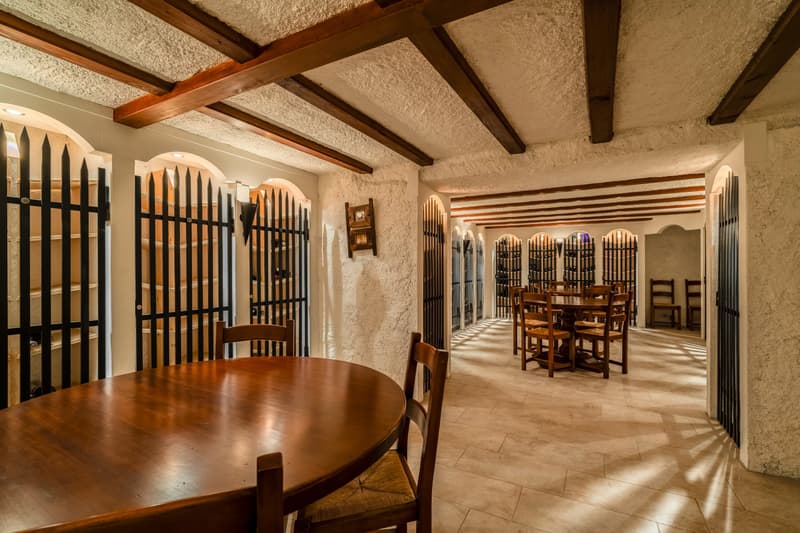 Eleganza restaurata in un palazzo trasformato in residenza. (11)