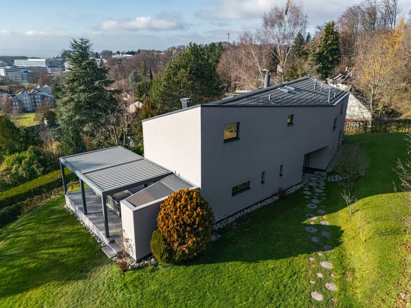 Proprietà moderna con piscina e vista sul lago senza ostruzioni (2)