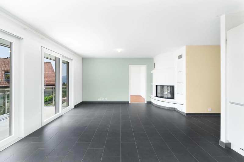 4.5-Room Apartment with Lake Views in Yens (4)
