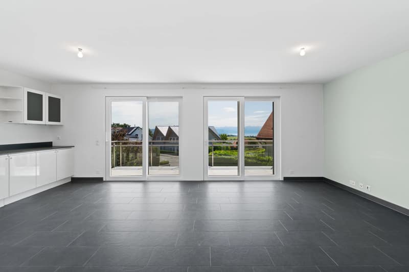 4.5-Room Apartment with Lake Views in Yens (3)