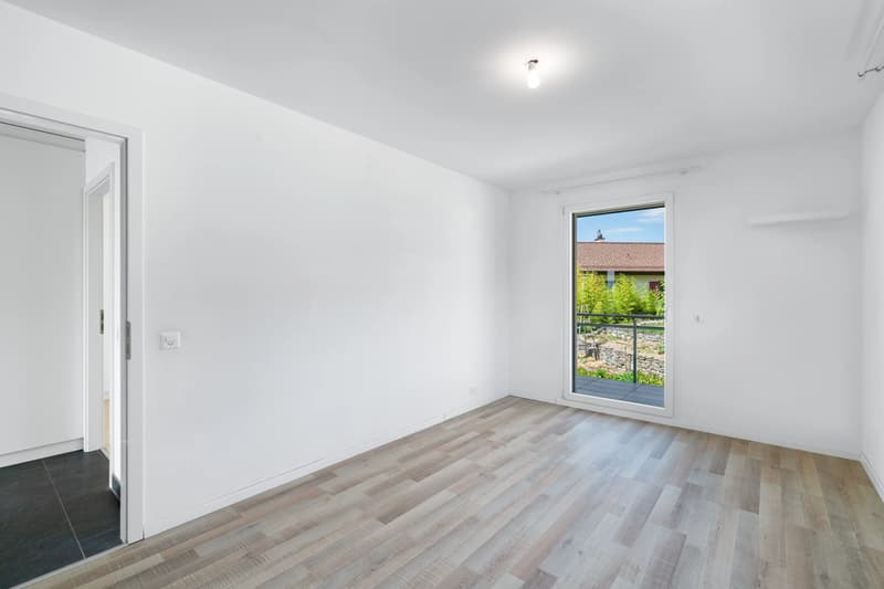 4.5-Room Apartment with Lake Views in Yens (8)