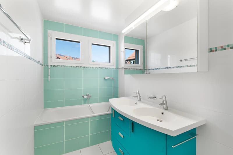 4.5-Room Apartment with Lake Views in Yens (9)