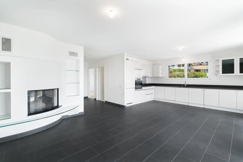 4.5-Room Apartment with Lake Views in Yens (2)