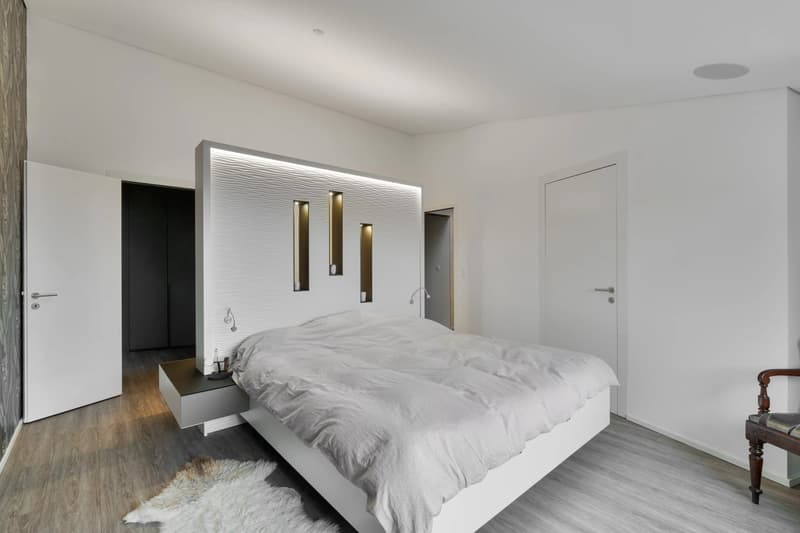 Modern property with swimming pool and unobstructed lake views (7)