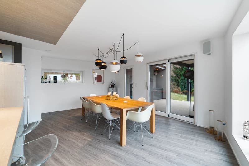 Modern property with swimming pool and unobstructed lake views (5)