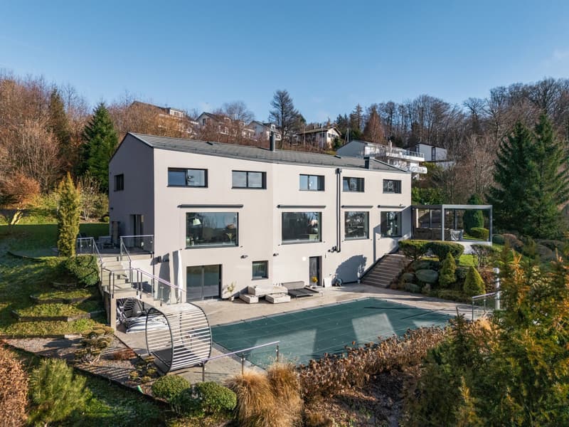 Modern property with swimming pool and unobstructed lake views (1)