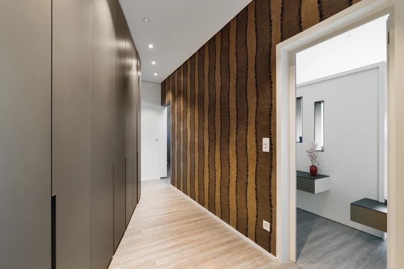 Modern property with swimming pool and unobstructed lake views (10)