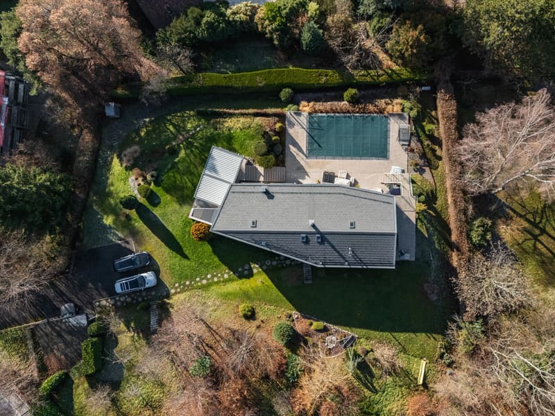 Modern property with swimming pool and unobstructed lake views (12)