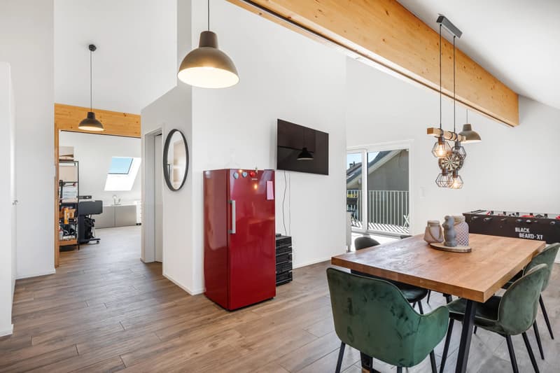 Bright Office with South-Facing Balcony and Lake Views (3)