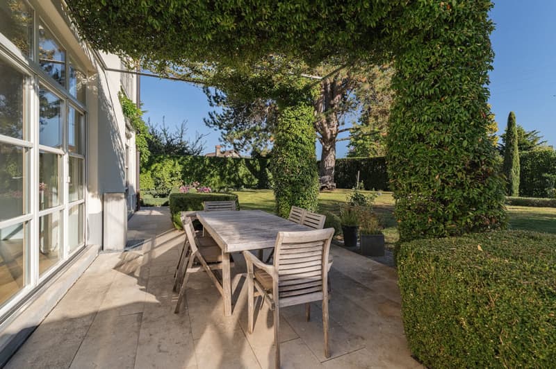 Character Property with Remarkable Volumes Just Steps from the Lake (13)