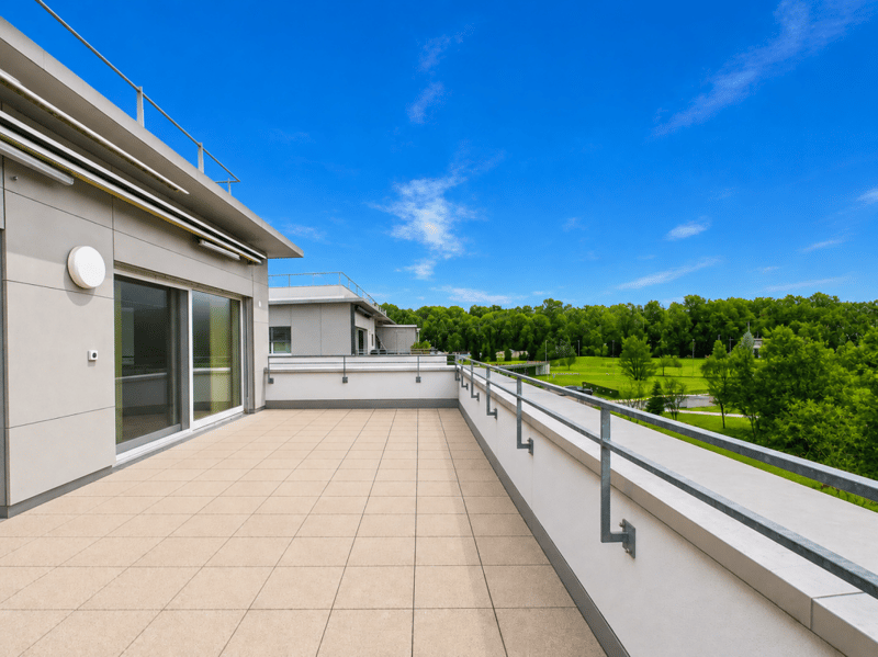 Appartamento penthouse esclusivo con grande terrazza e vista sul campo da golf (12)