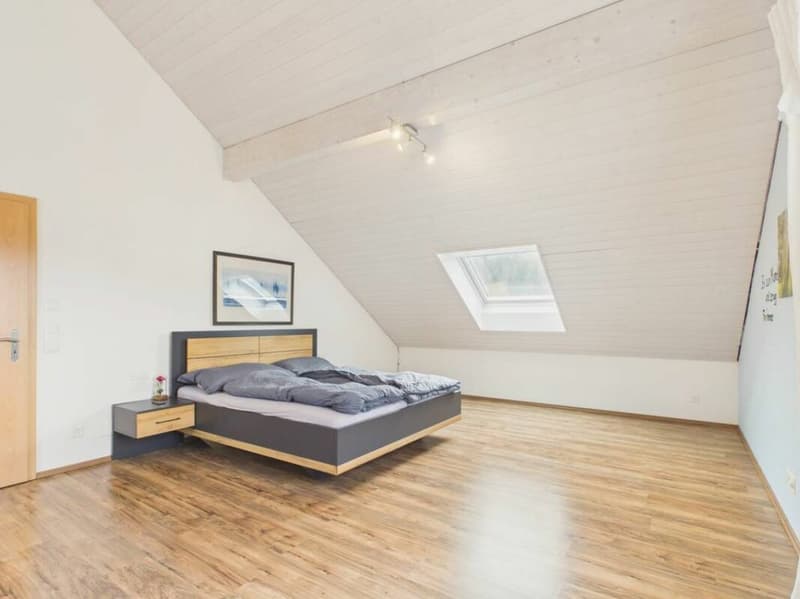 Spacious and bright with a view of the green (9)