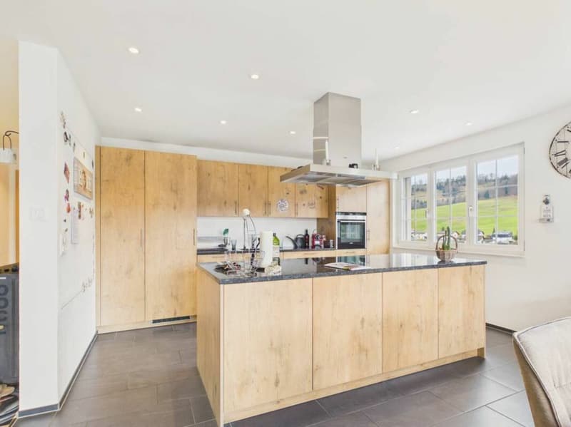 Spacious and bright with a view of the green (5)