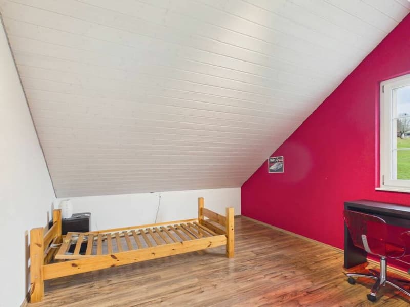Spacious and bright with a view of the green (11)
