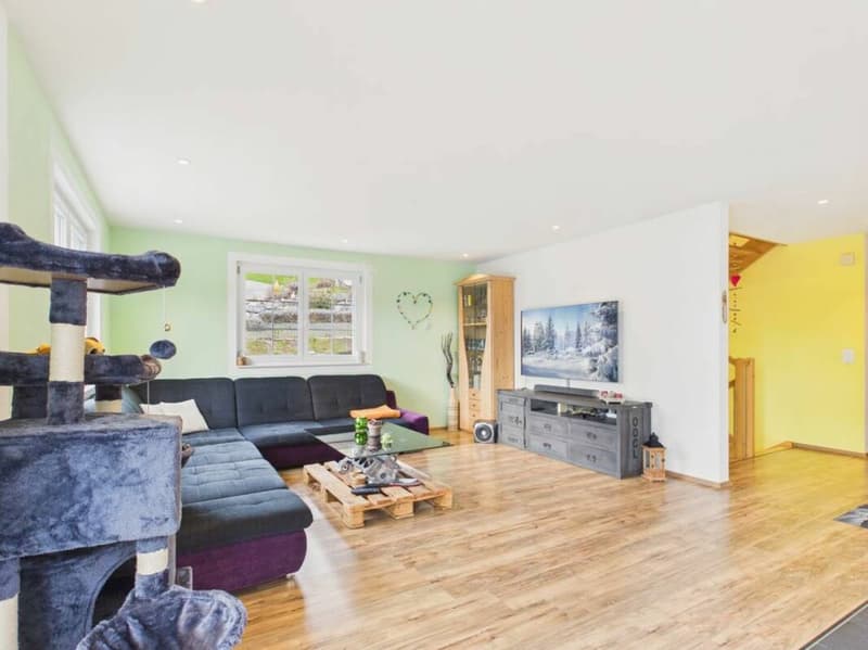 Spacious and bright with a view of the green (8)