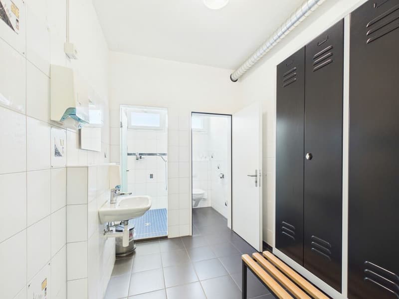 Attraktive Gewerbefläche mit Nasszone und Parkplatz / Strom & Wasser inklusive (7)