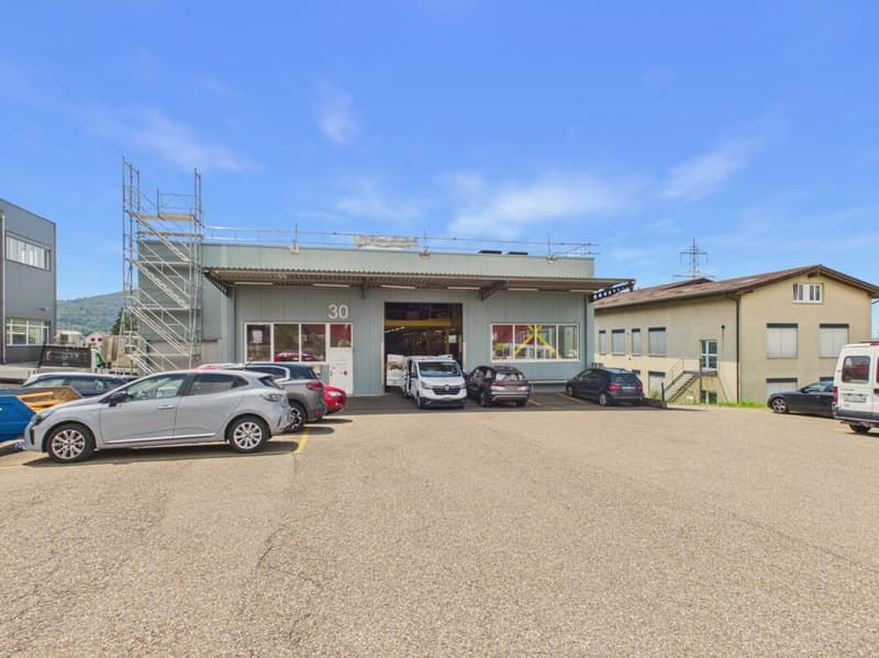 Attraktive Gewerbefläche mit Nasszone und Parkplatz / Strom & Wasser inklusive (1)