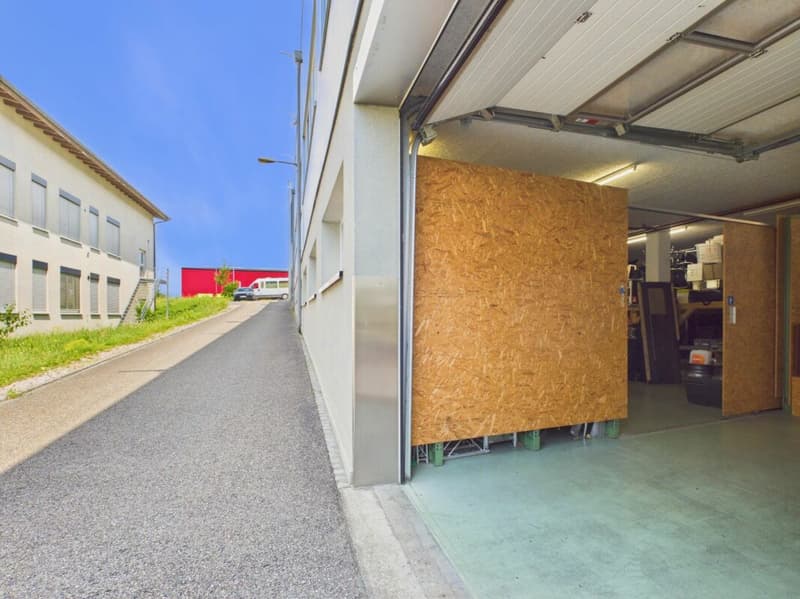 Attraktive Gewerbefläche mit Nasszone und Parkplatz / Strom & Wasser inklusive (4)