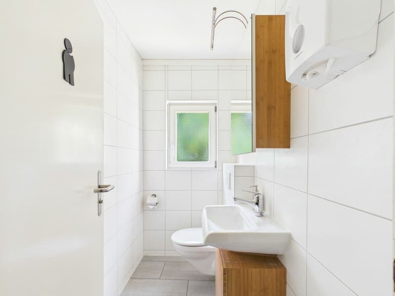 Espace commercial attractif avec bureau et stockage (11)