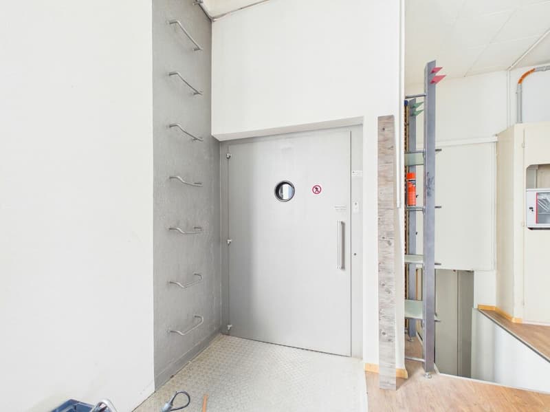 Espace commercial attractif avec bureau et stockage (13)
