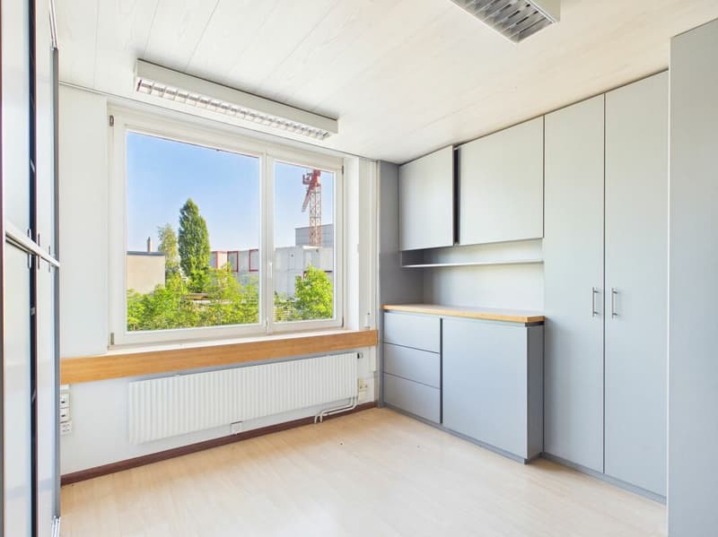 Espace commercial attractif avec bureau et stockage (2)