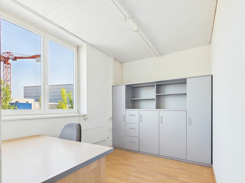 Espace commercial attractif avec bureau et stockage (9)